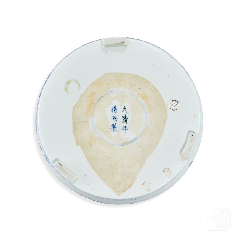 A blue and white 'hare' washer, Qing dynasty, 17th century | 清十七世紀 青花松兔紋洗 《大清年得興製》款 - 图3